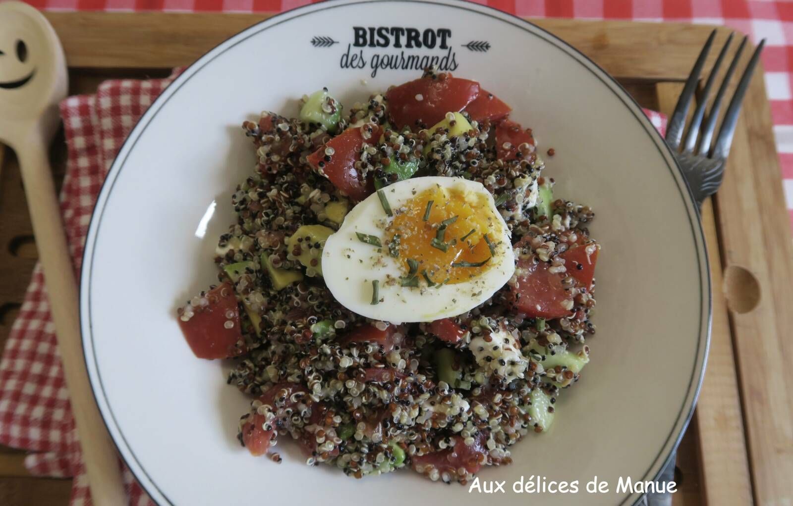 Salade de quinoa aux tomates, avocat, concombre, feta et œufs durs  
