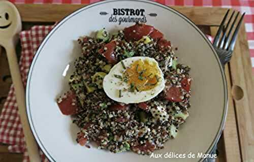 Salade de quinoa aux tomates, avocat, concombre, feta et œufs durs  