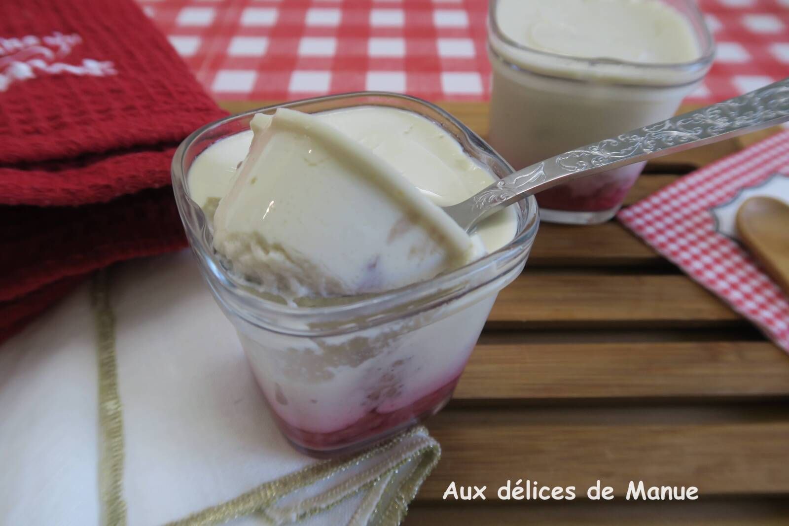 Crèmes au lait de coco et coulis de framboises, à la yaourtière