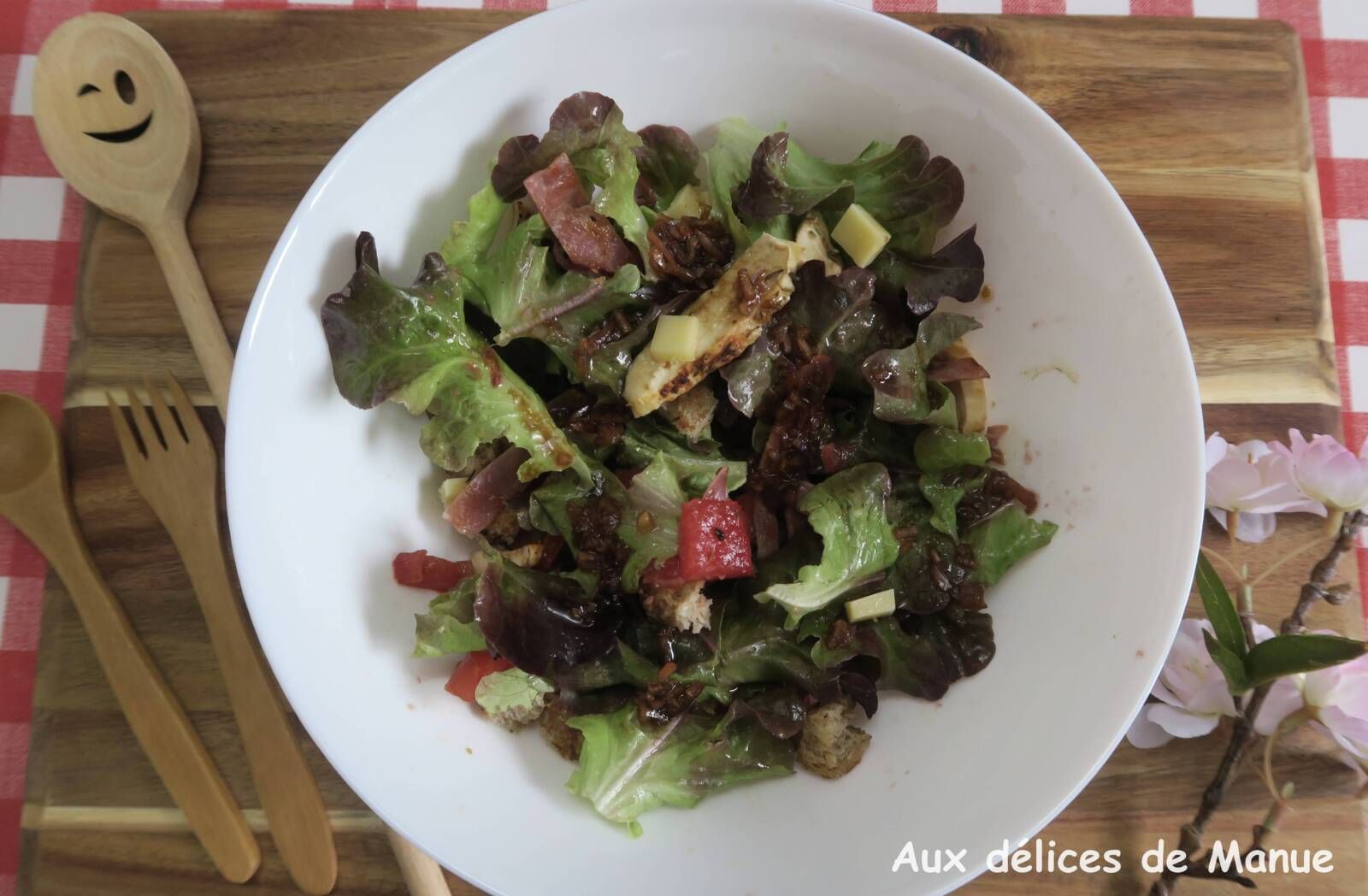 Salade au poulet grillé, tomate, bacon, croûtons et comté 