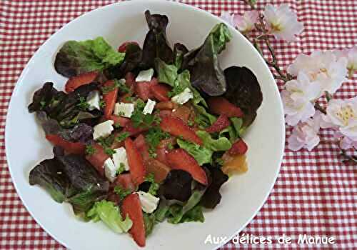 Salade de tomates, pastèque, truite fumée et fraises 