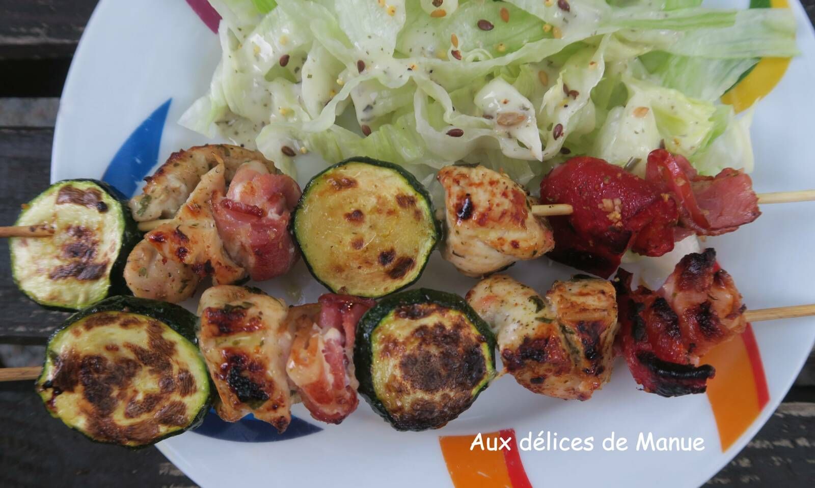 Brochettes de poulet et poitrine fumée à la courgette et poivron grillé, au barbecue 