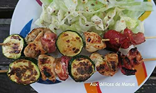 Brochettes de poulet et poitrine fumée à la courgette et poivron grillé, au barbecue 