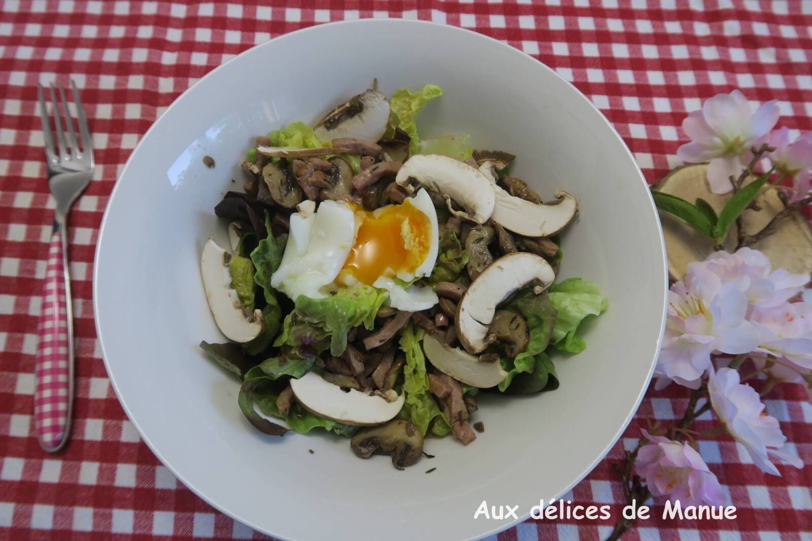 Salade aux champignons crus et cuits au bacon et œuf mollet 