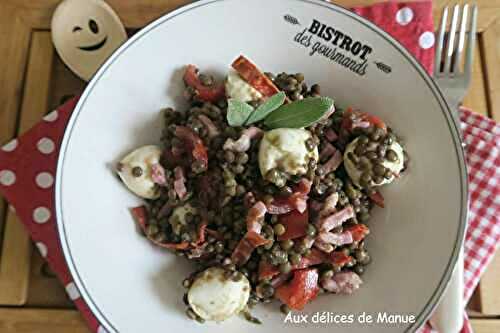 Salade de lentilles aux tomates, lardons, chorizo croustillant et mozzarella 