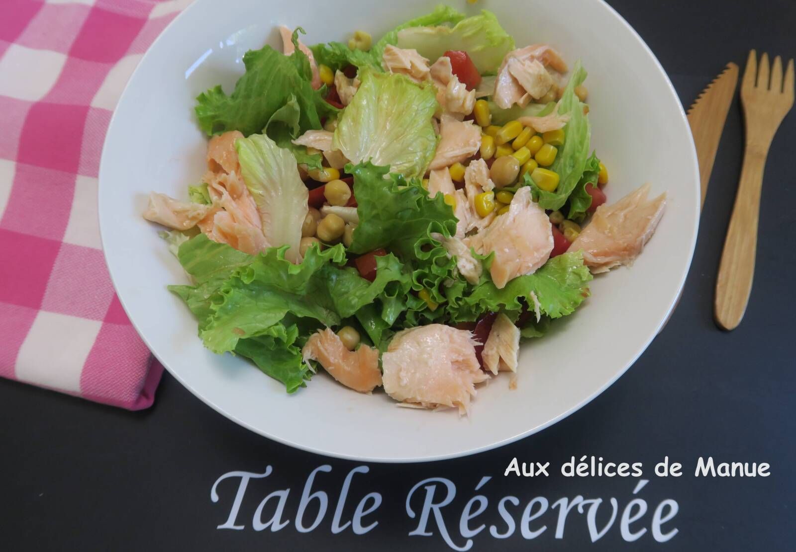 Salade aux tomates, pois chiches et maïs au saumon