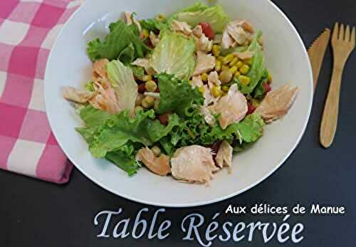 Salade aux tomates, pois chiches et maïs au saumon