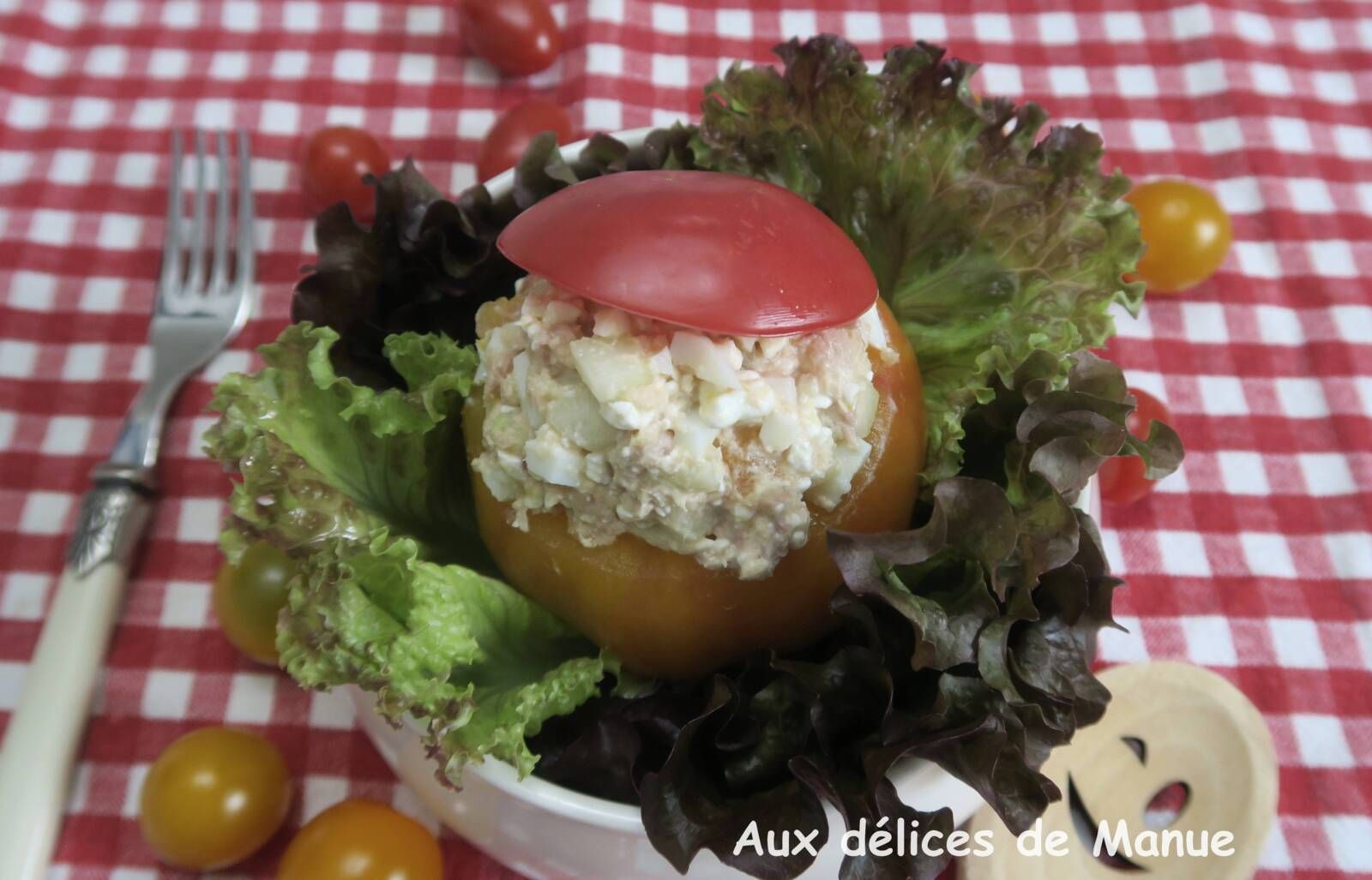 Tomate farcie au fromage frais, œuf dur, thon et concombre 
