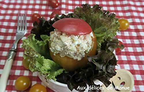 Tomate farcie au fromage frais, œuf dur, thon et concombre 