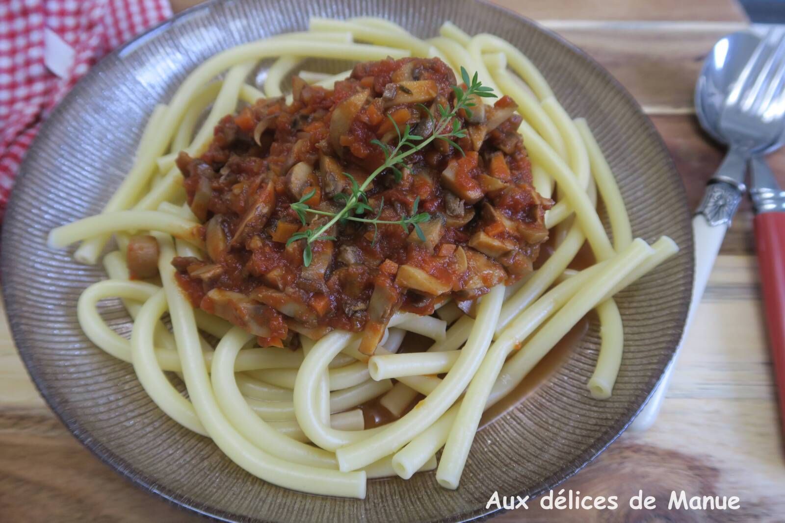 Bucatini Grandi (pâtes) à la bolognaise de champignons de Paris 