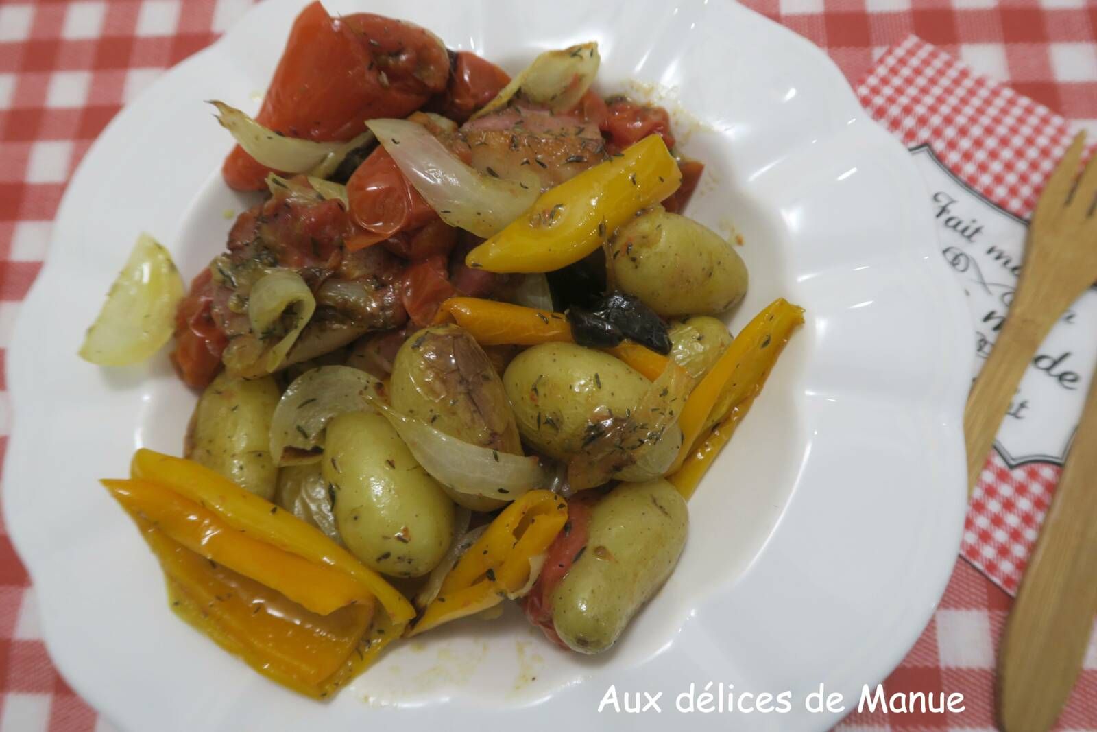 Pommes de terre grenaille aux poivrons, tomates cerises et poitrine fumée 