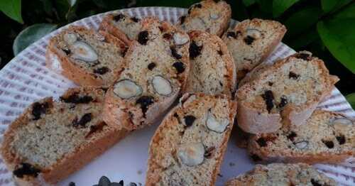 Biscotti aux cerises confites et noisettes