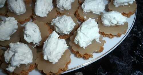 Gelée de poire sur pain d'épices et quenelle de roquefort