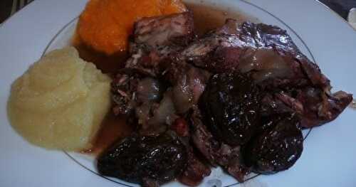 Lapin aux pruneaux et au vin rouge