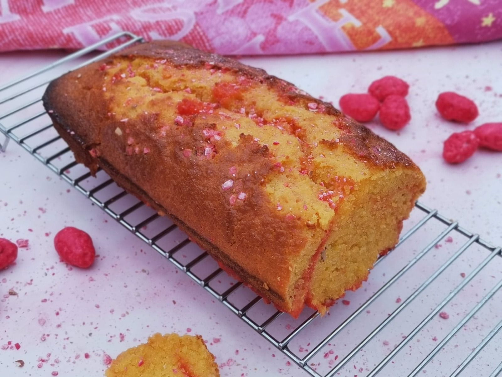 Cake aux pralines roses concassées - Bienvenue au bal des saveurs