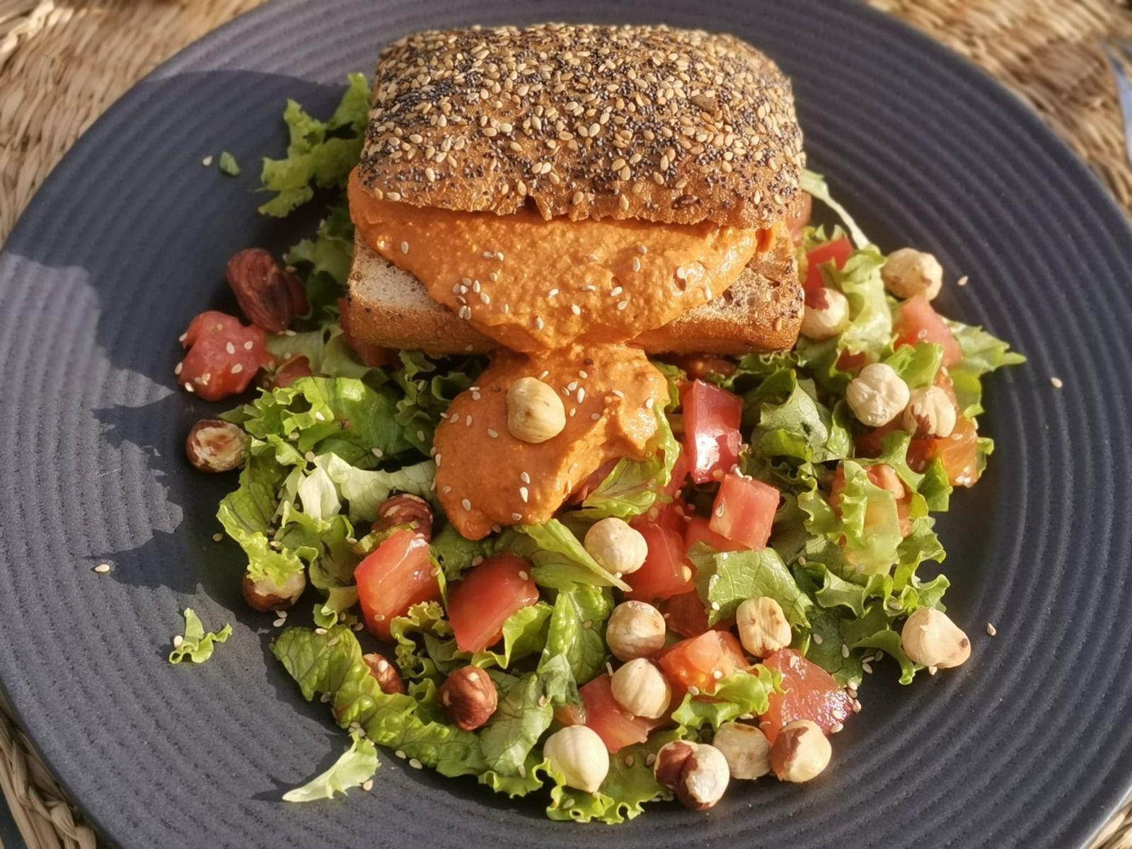 Houmous de poivrons rôtis et fêta, salade de tomate et noisette - Bienvenue au bal des saveurs