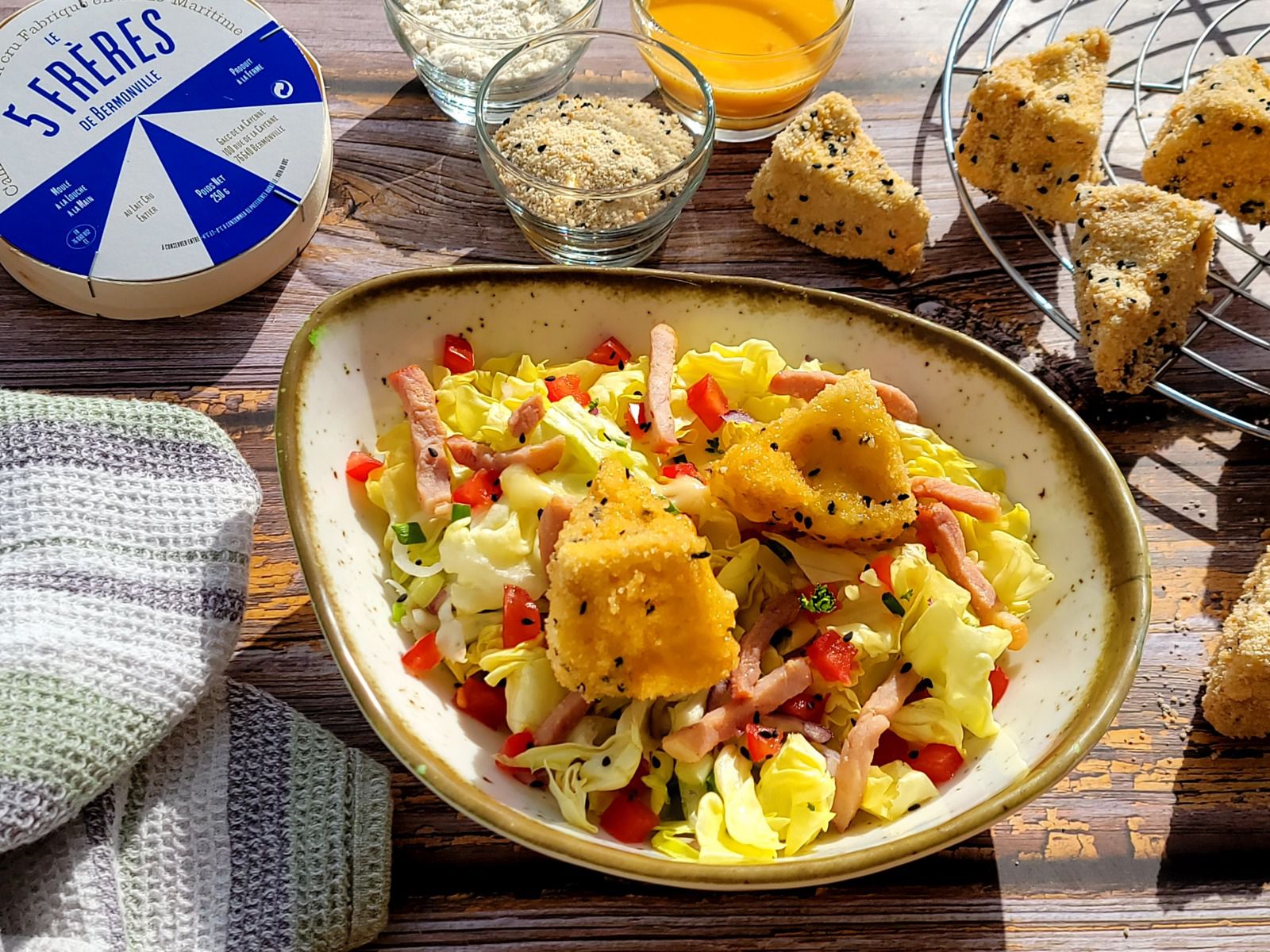 Salade de croquettes de camembert panées au sésame