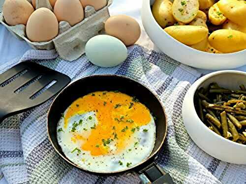 Oeuf sur le plat et pommes de terre vapeur au foin 