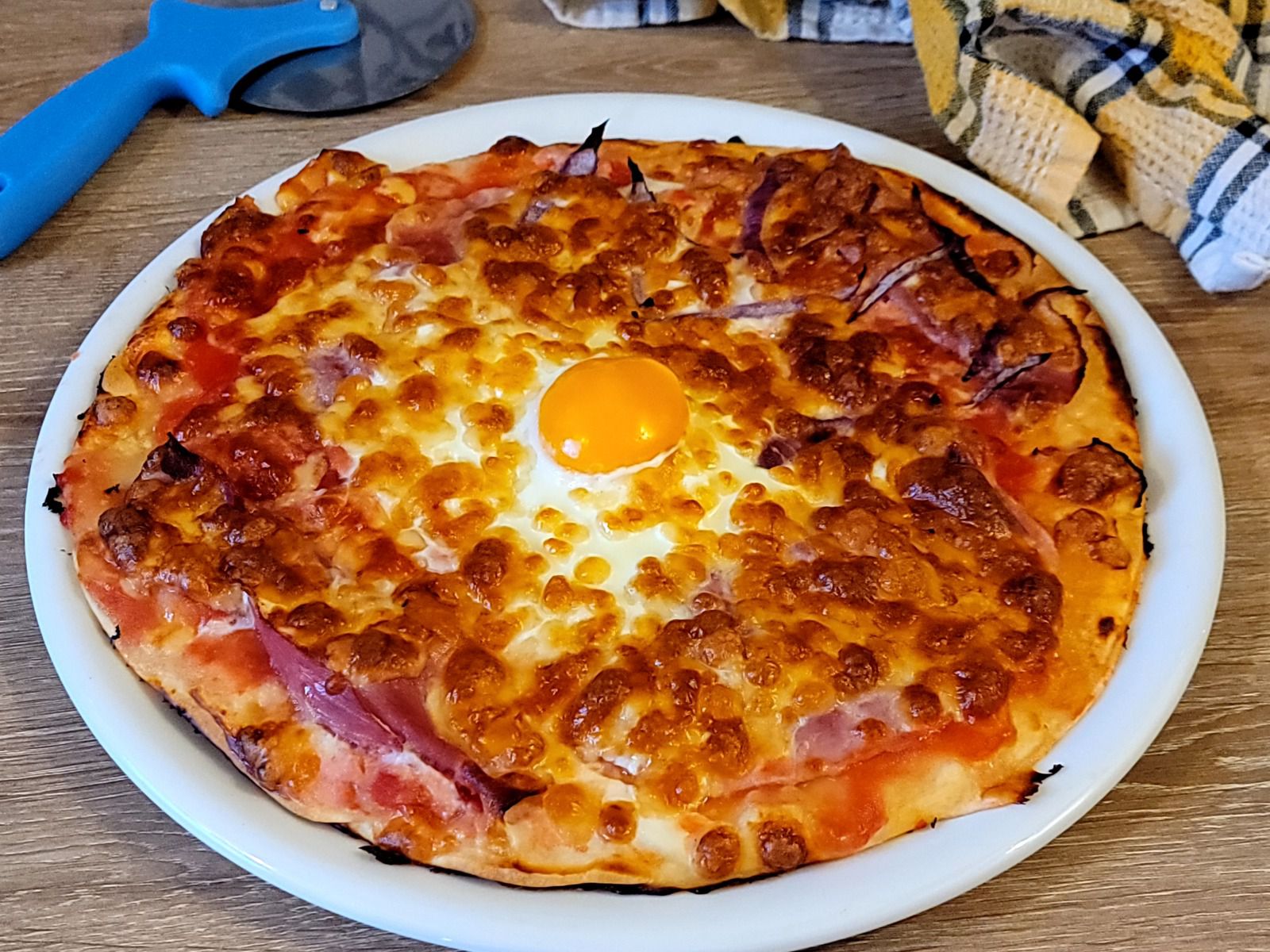 Pizza au deux jambons 