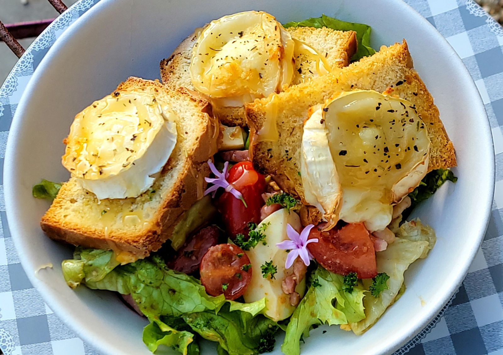 Salade de chèvre chaud 