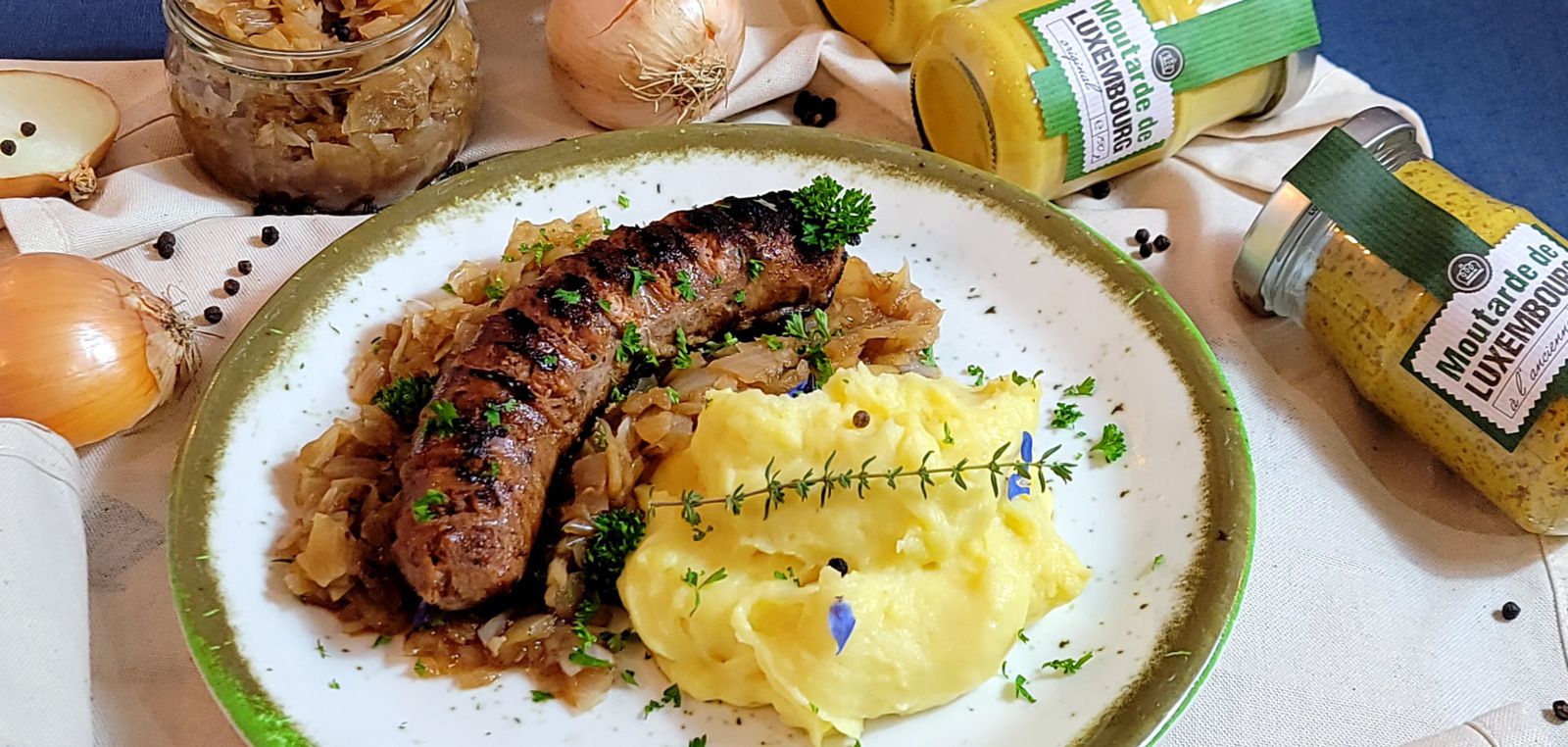 Saucisse de Toulouse sur sa compotée d'oignons et purée