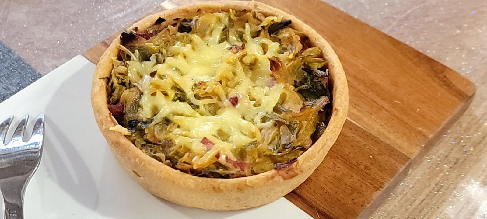 Quiche à l'oignon, poireaux et bacon