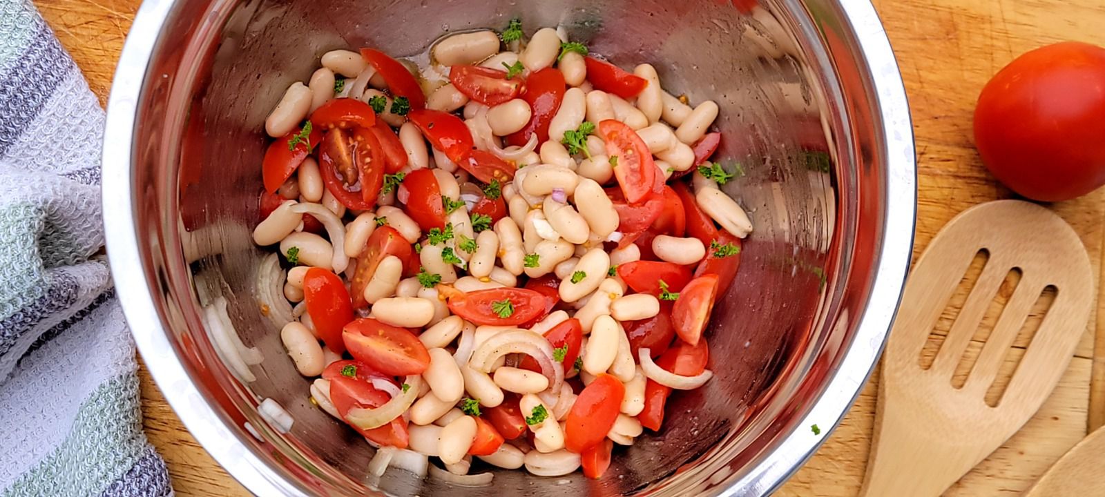 Piyaz, salade turque aux haricots blancs, tomates et échalotes