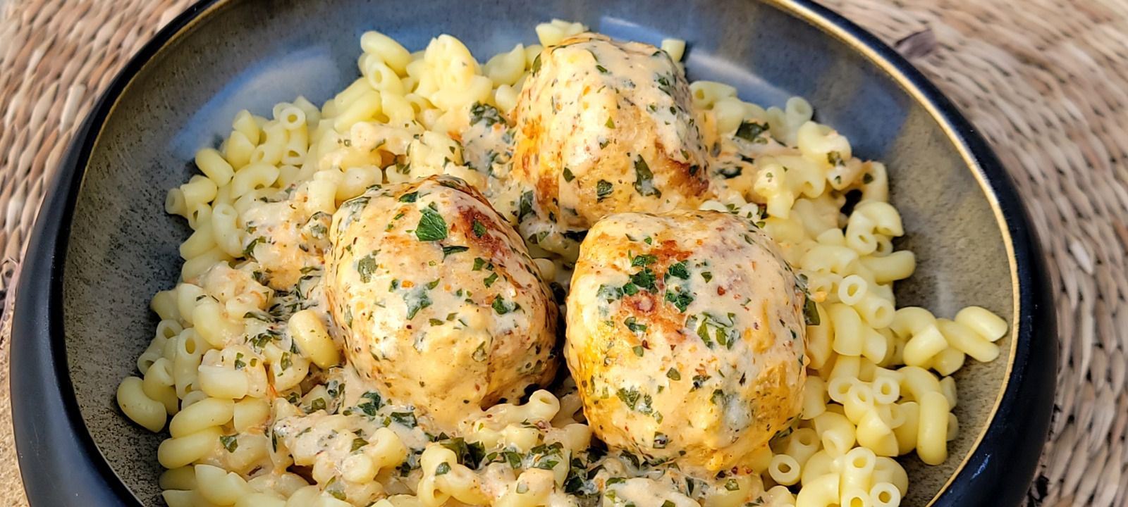 Boulettes de poulet à la crème et coquillettes