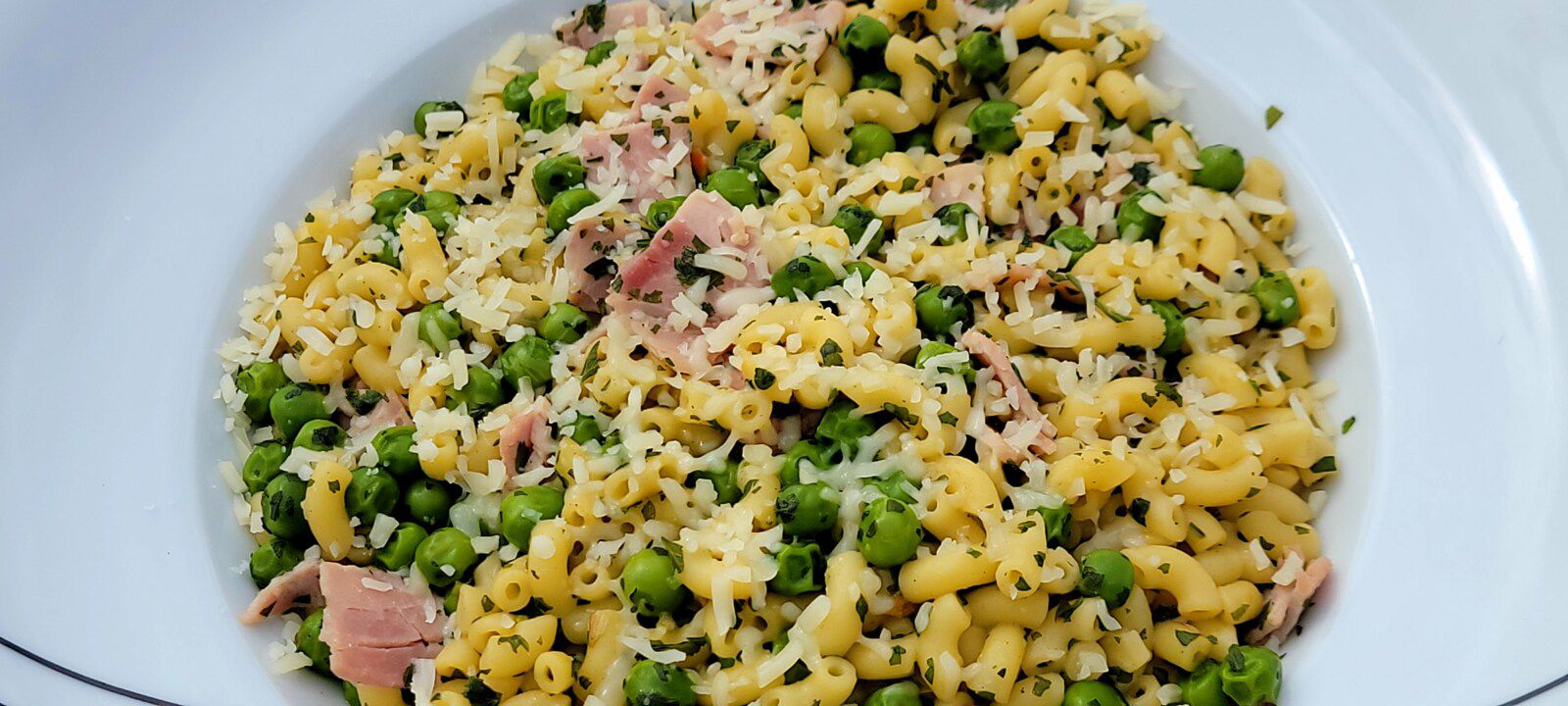 Coquillettes, petits pois, jambon