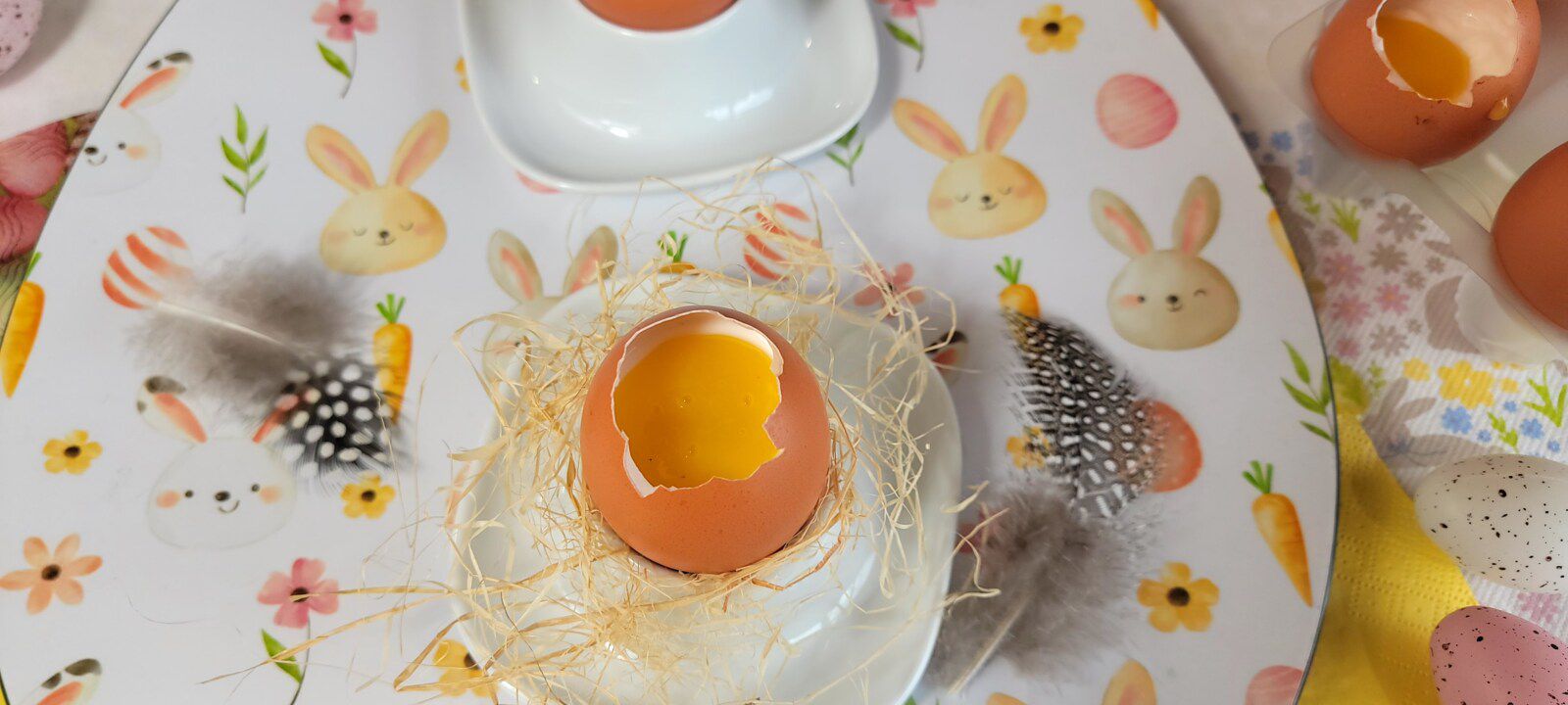 Trompe l'œil oeuf à la coque Skyr et coulis de mangue