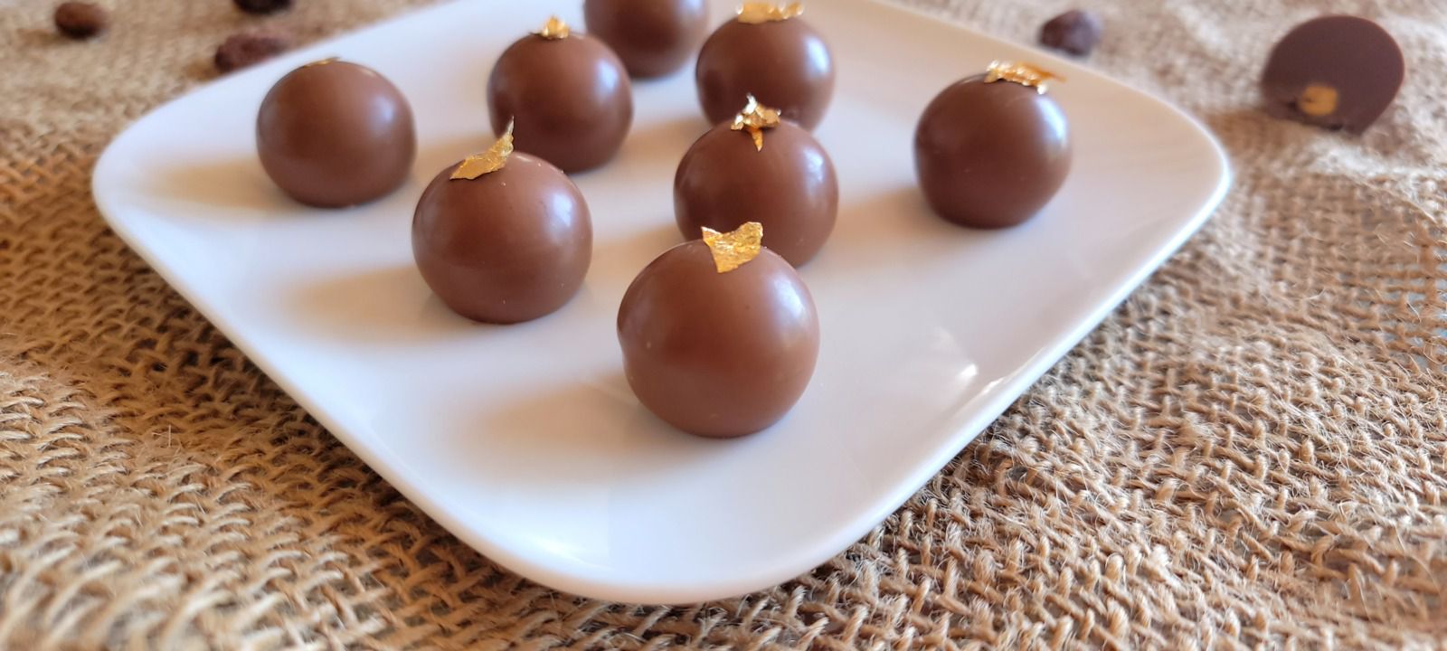 Boules chocolatées avec insert de pralines pistache