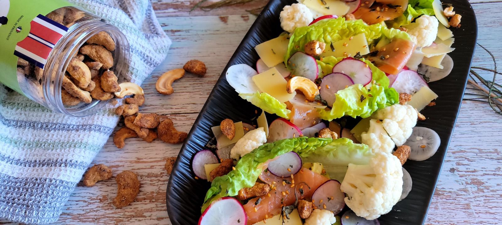 Salade de crudités, chou fleur et saumon fumé