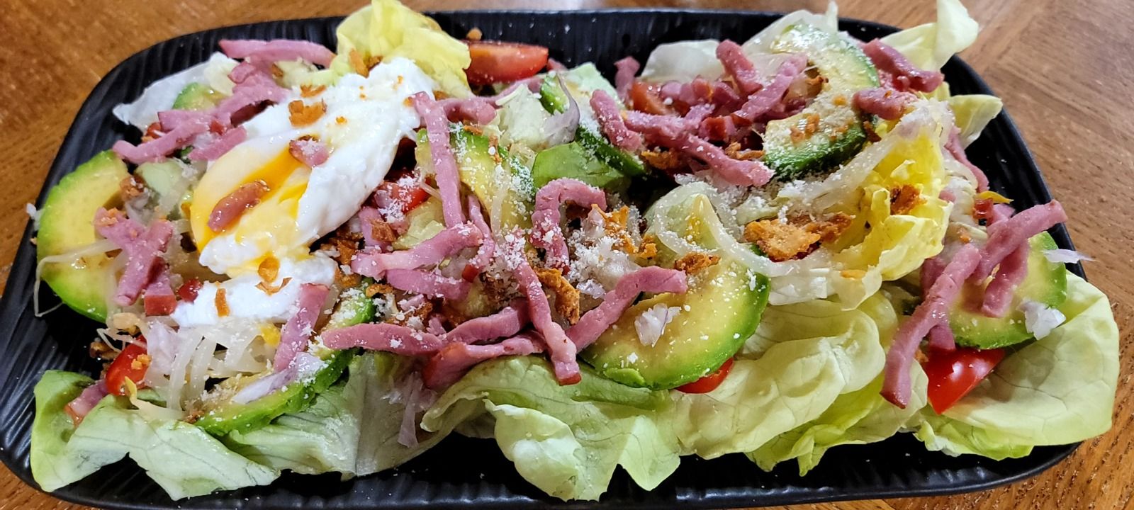 Salade de crudités et allumettes de bacon