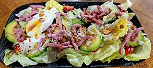 Salade de crudités et allumettes de bacon