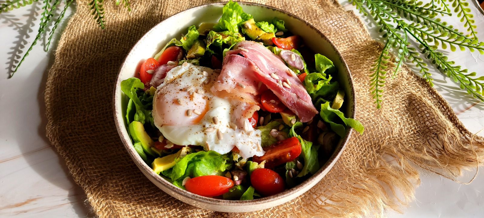 Salade de crudités et oeuf mollet