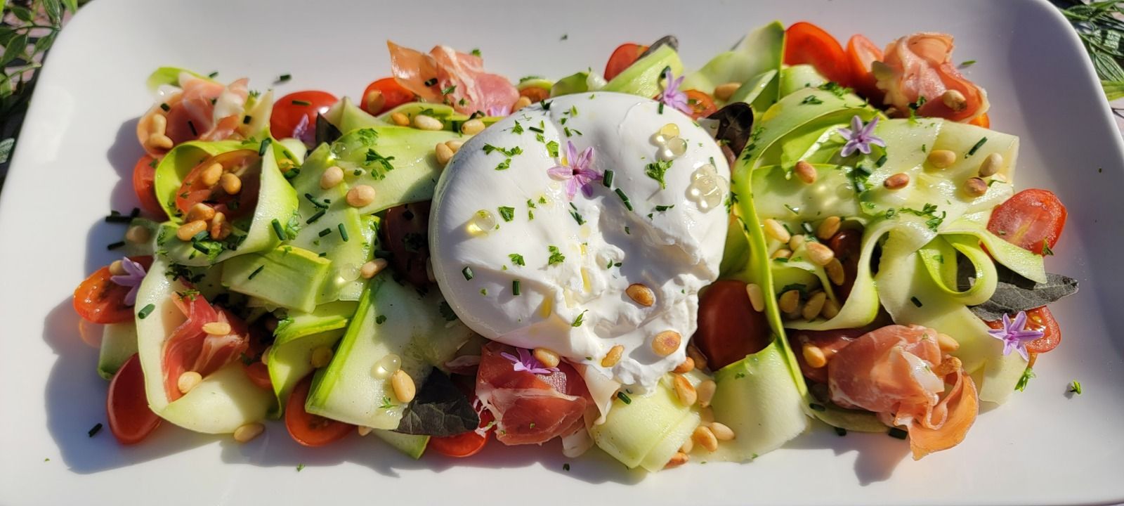 Salade de courgettes, parme et burrata 