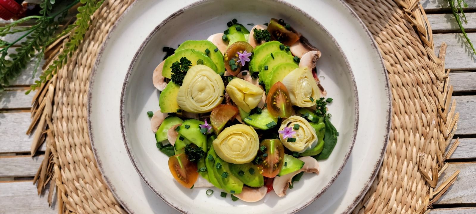 Coeurs d'artichaut, tétragone, concombre, champignons et tomates
