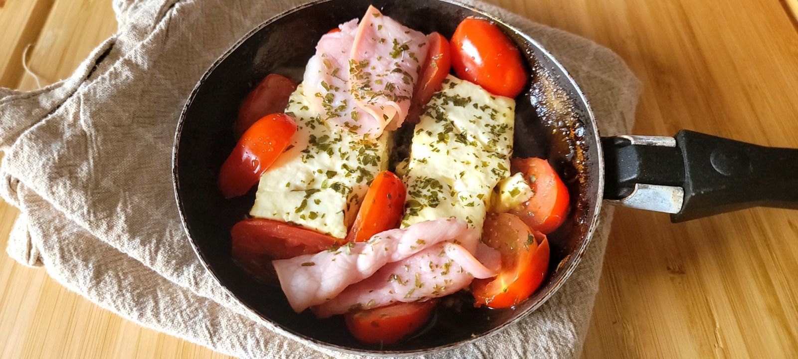 Poêlée de fêta, bacon et tomates cerises au miel