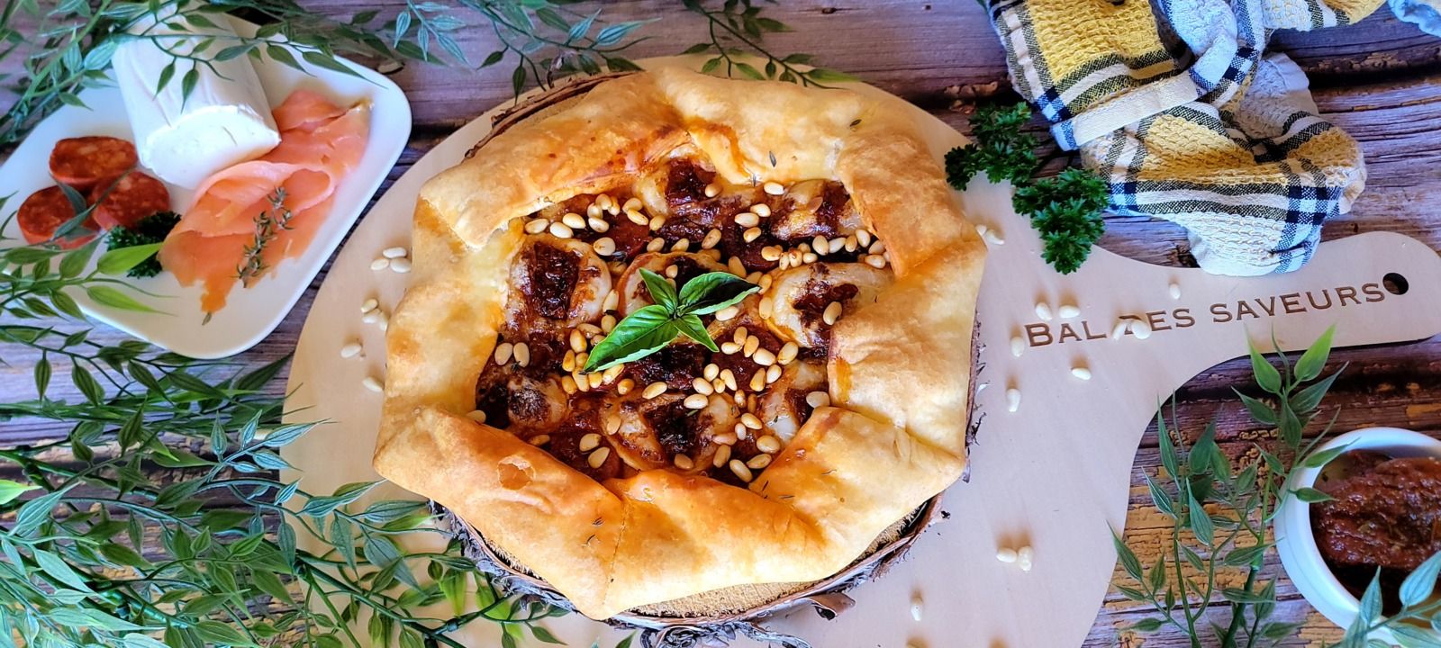 Tarte façon rustique chèvre, tomates séchées, saumon fumé et chorizo