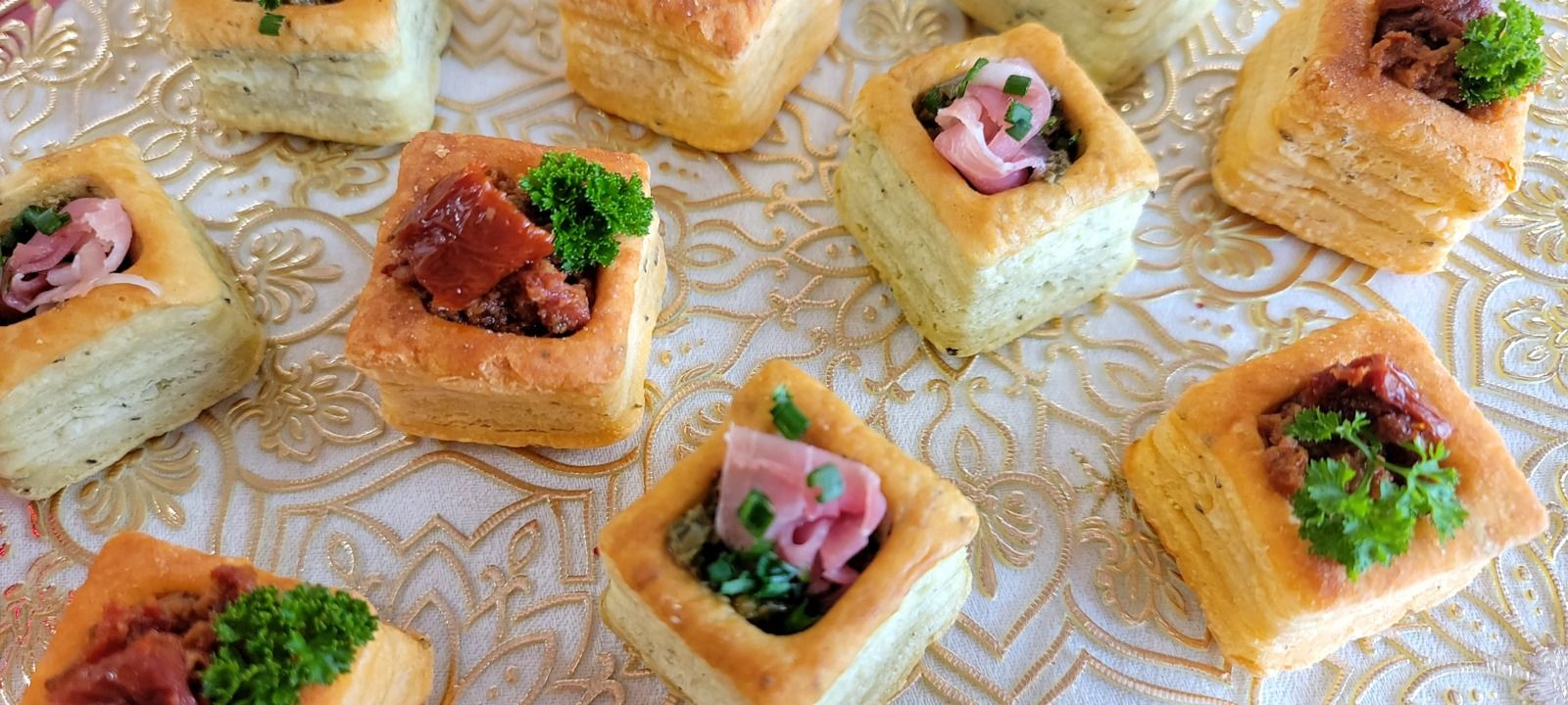 Cubes de pesto au citron, tomates séchées et parme