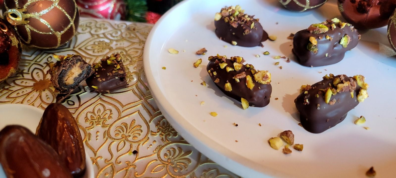 Dattes au chocolat fourrées au beurre de cacahuète et pistache