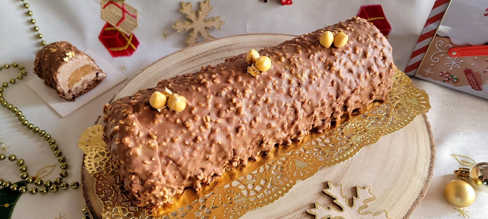 Bûche praliné, noisette, glaçage rocher praliné