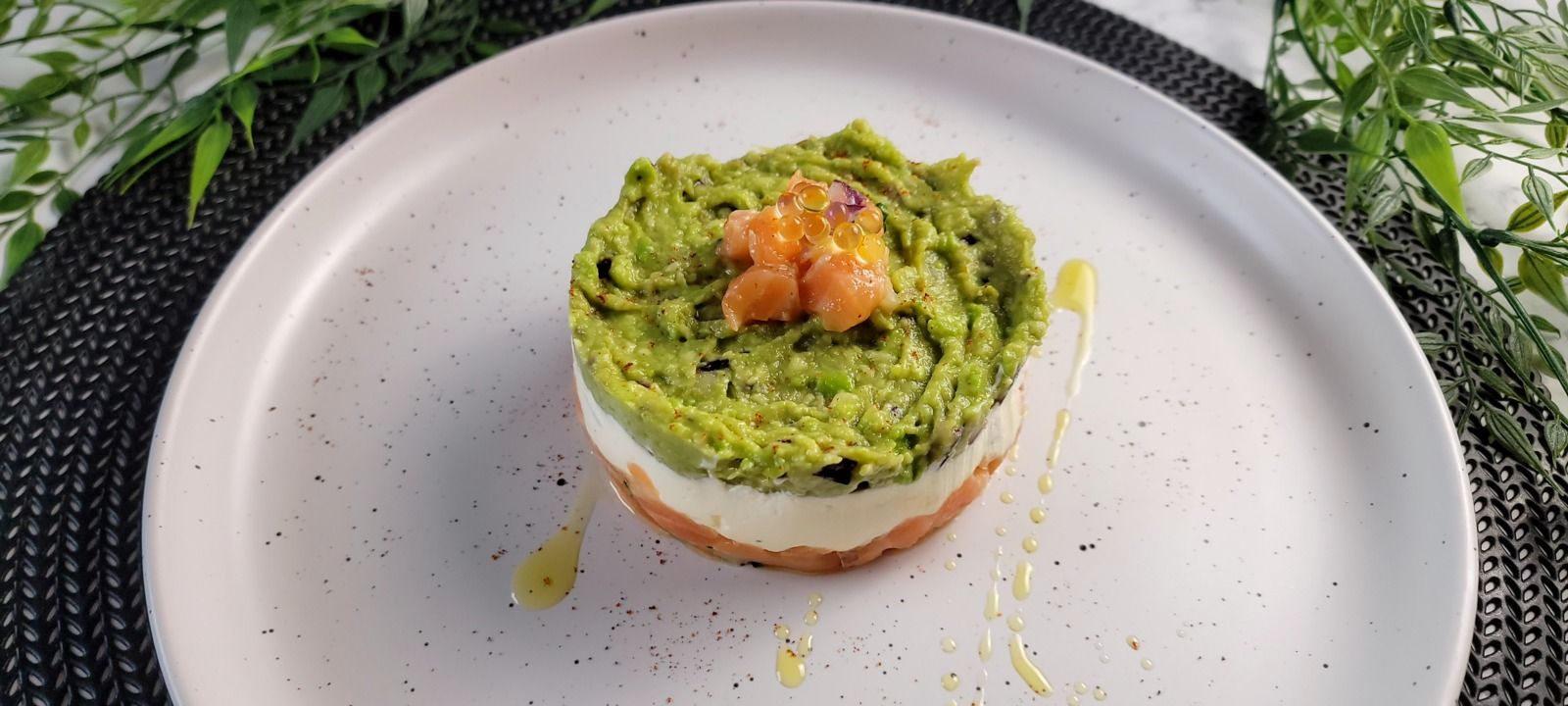 Tartare de saumon, fromage frais et guacamole