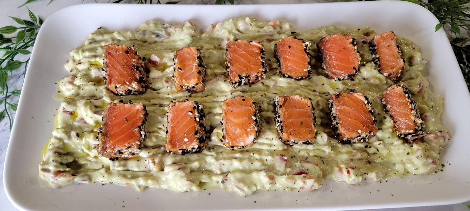 Tataki de Saumon sauce ail et miel, guacamole