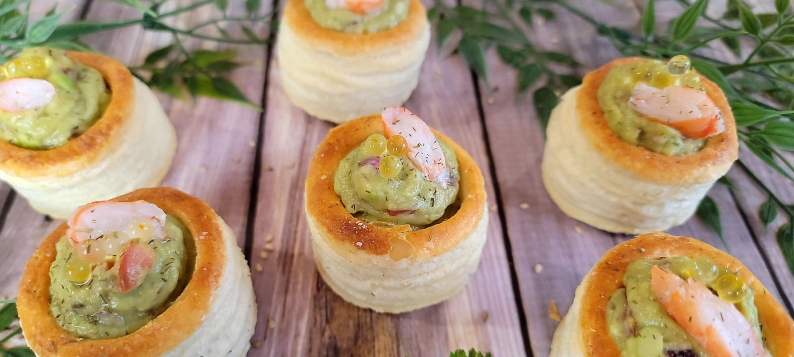 Feuilletés guacamole, crevettes & perles de citron