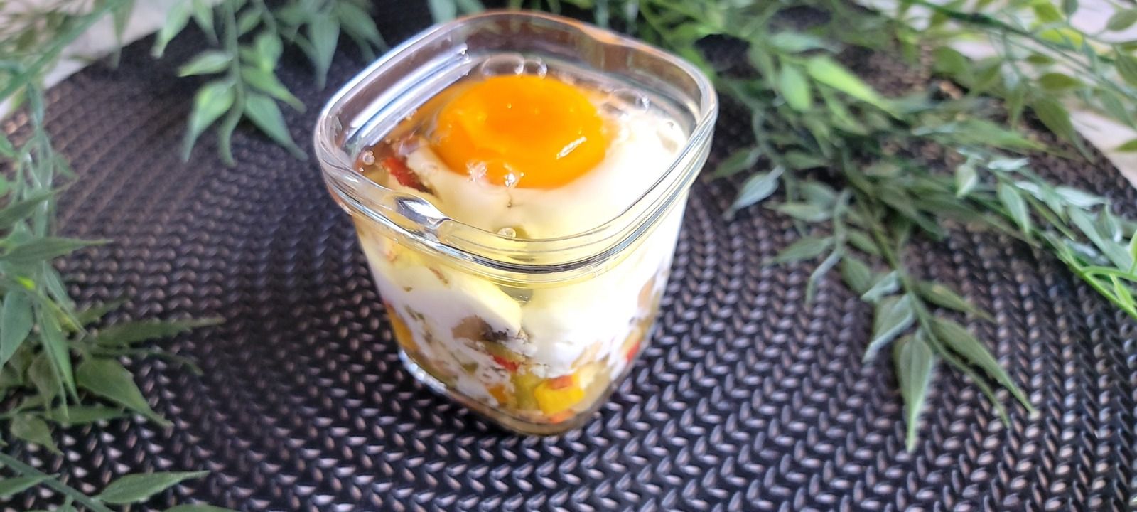 Oeuf cocotte, poivrons, champignons et courgettes