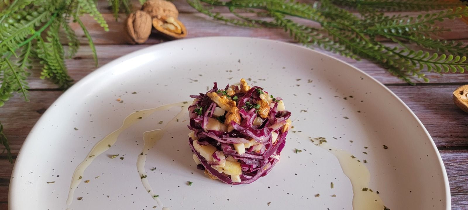 Salade de chou rouge, pomme, emmental et noix