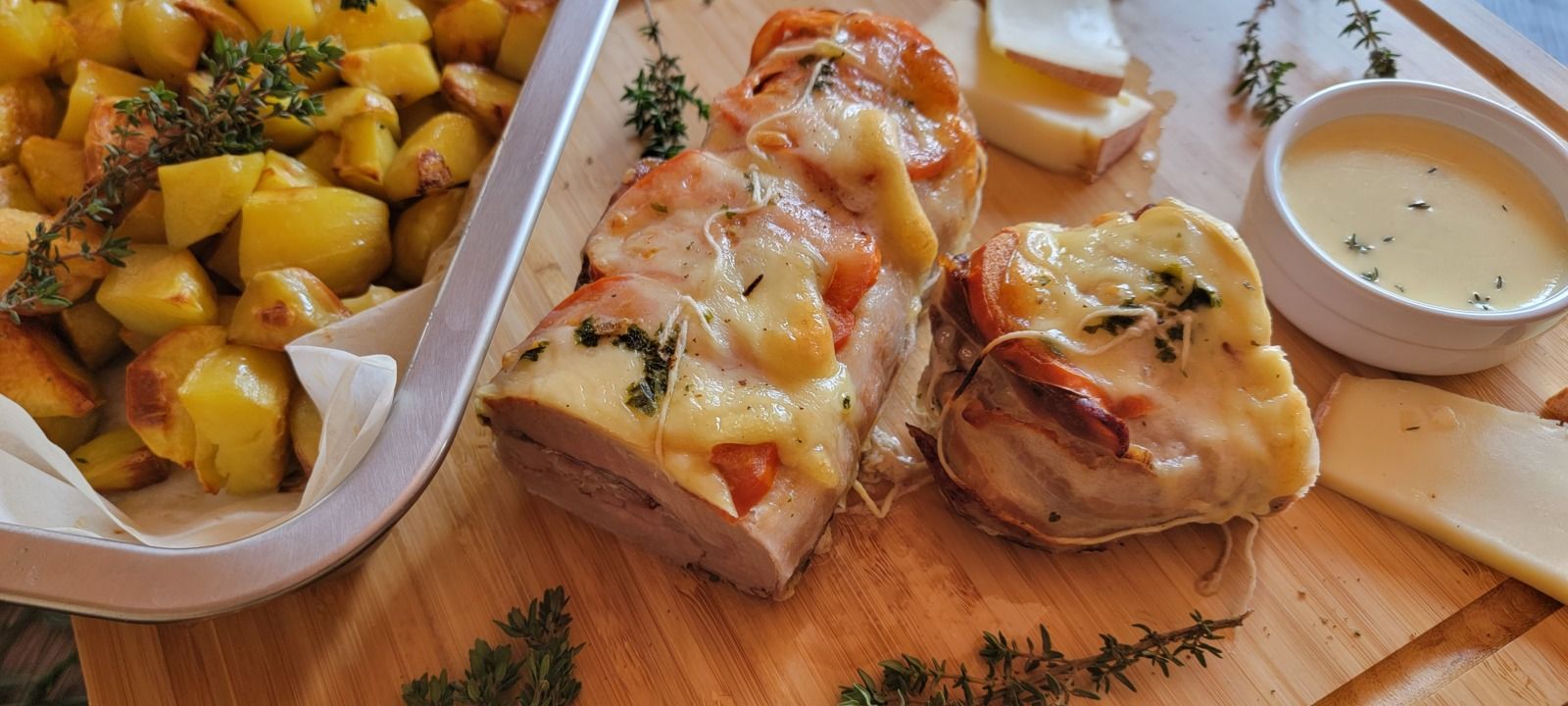 Filet mignon de porc, raclette, poitrine fumée, sauce raclette et pommes de terre 