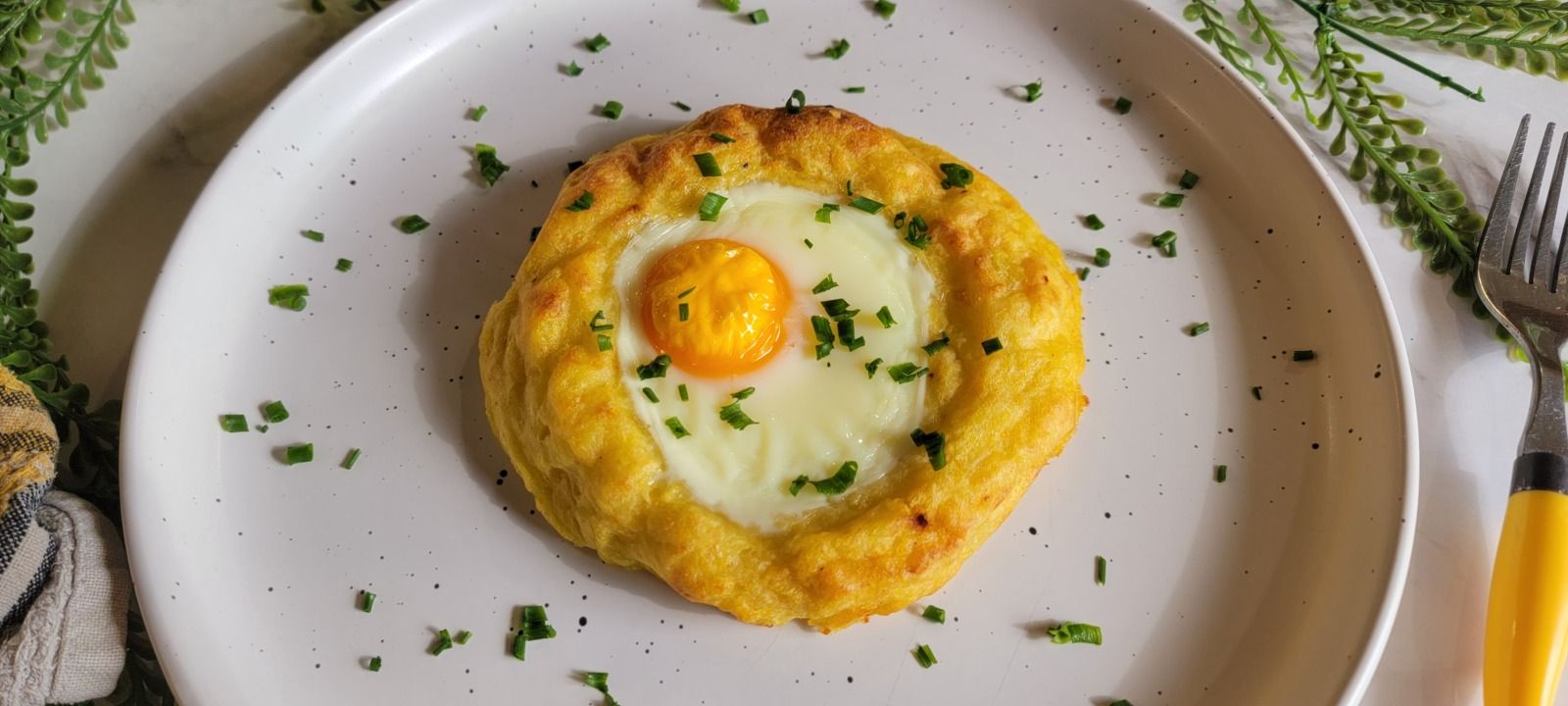 Nid de pommes de terre et oeuf