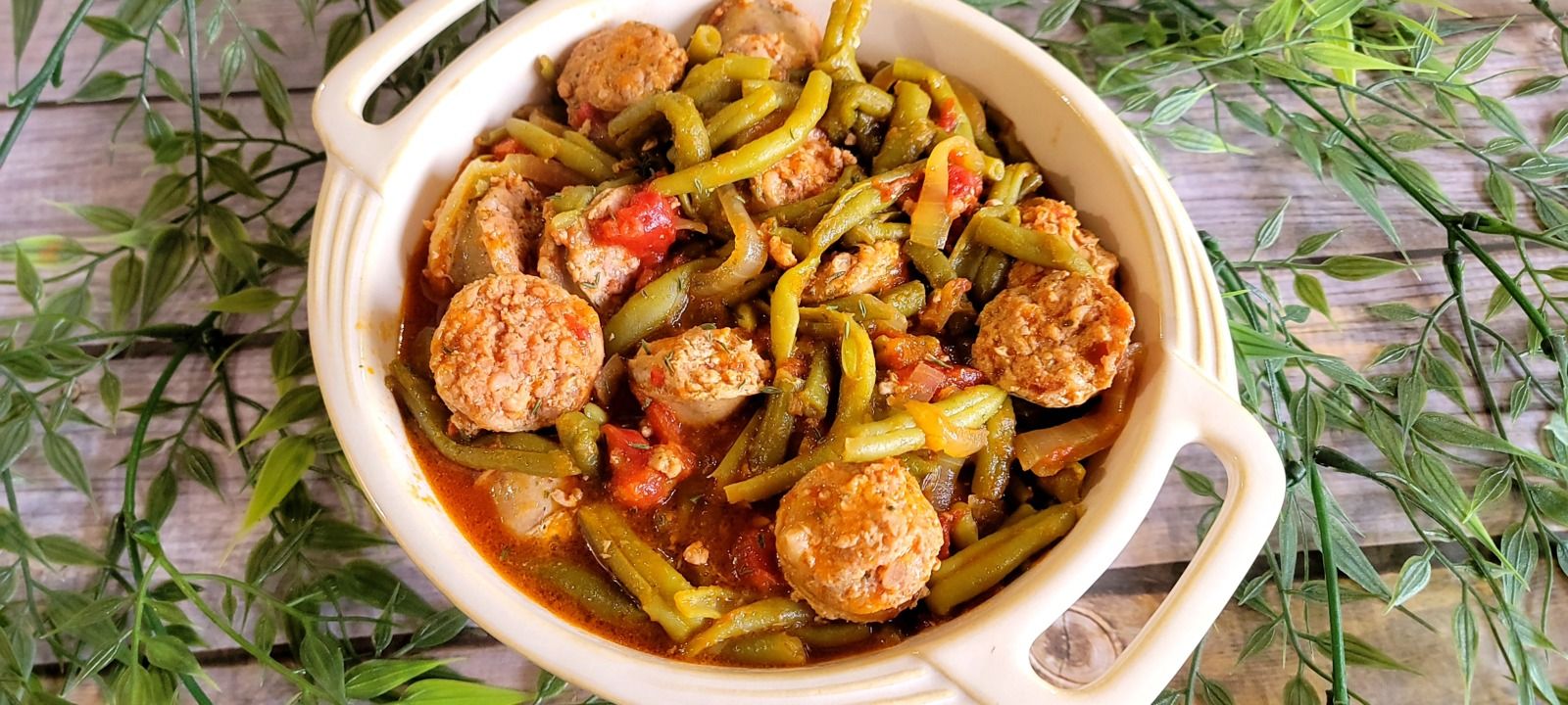 Poêlée haricots verts, tomates et saucisse de Toulouse